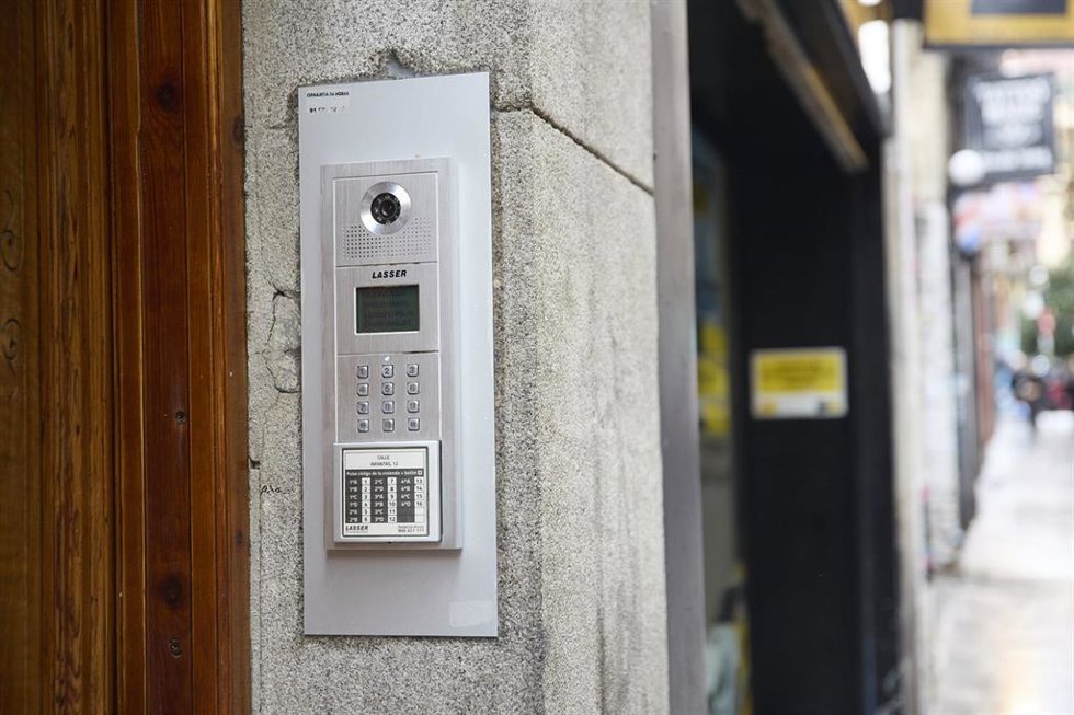 Archivo - Telefonillo de un bloque de viviendas, a 29 de octubre de 2024, en Madrid (España).
