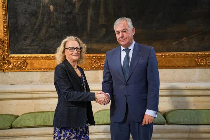 La alcaldesa de Siena, Nicoletta Fabio, se reúne con su homólogo hispalense, José Luis Sanz, en la Casa Consistorial tras el hermanamiento entre ambas ciudades.