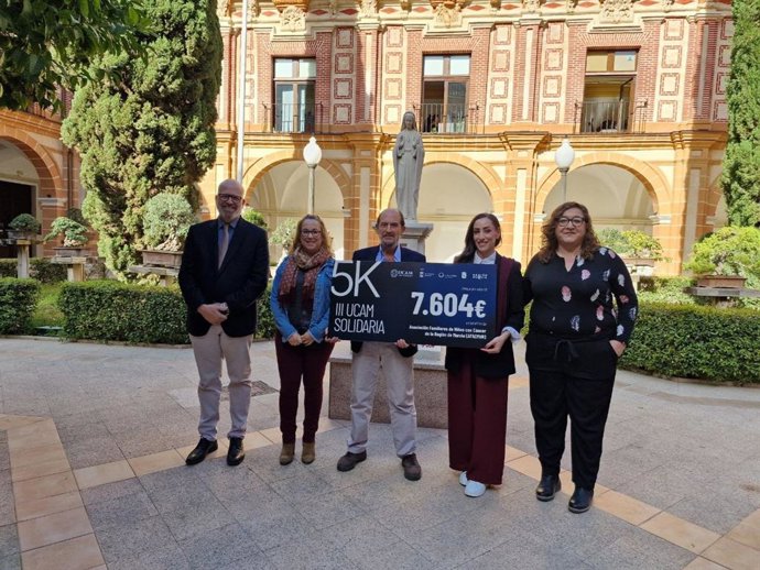 Acto de entrega de la recaudación del 5K organizado por la UCAM en favor de Afacmur.