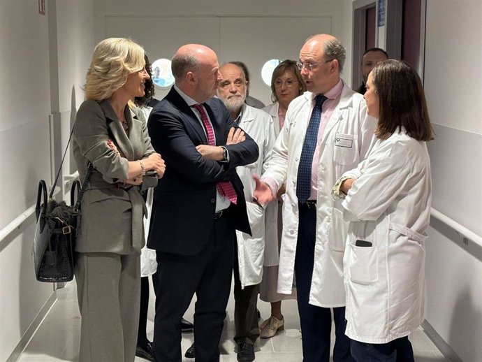 El director gerente del Sescam, Alberto Jara, visita el Hospital Universitario de Cuenca.