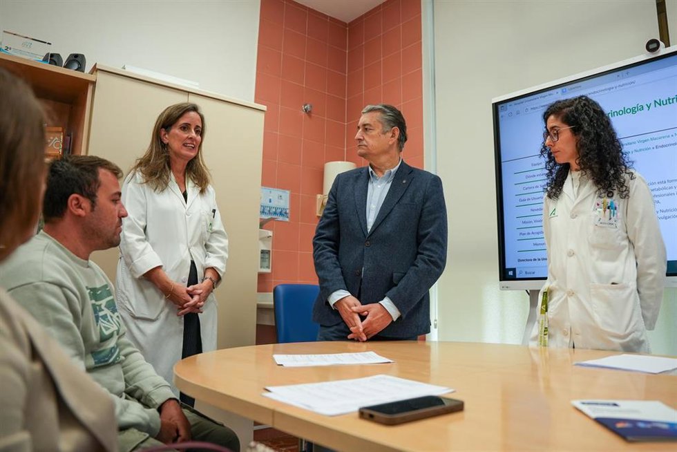 El consejero de Sanidad, Antonio Sanz (d),visita en la jornada de hoy, 11 de noviembre, la Unidad de Diabetes del Hospital Universitario Virgen Macarena de Sevilla. A 11 de noviembre de 2025, en Sevilla (Andalucía, España). 