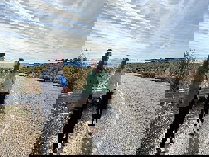 Desde la izquierda, la alcaldesa de Torre Cardela, María Vera, y la consejera de Fomento, Rocío Díaz