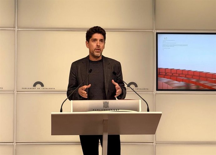 El portavoz de los Comuns en el Parlament, David Cid, en rueda de prensa.