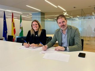 La edil de Turismo, Angie Moreno, y el presidente de Aevise, Carlos Martín, tras la firma del convenio.