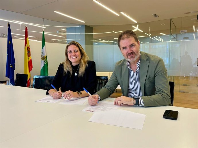 La edil de Turismo, Angie Moreno, y el presidente de Aevise, Carlos Martín, tras la firma del convenio.