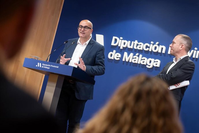 El vicepresidente de la Diputación y diputado de Cultura, Manuel López Mestanza, junto al director de festival Eñe, Luis Posada, durante la presentación de la edición malagueña 2025 de este festival.
