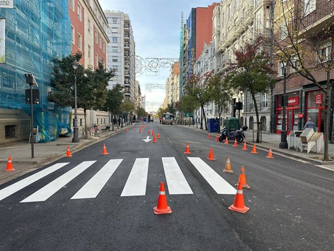 Calle Gamazo de Valladolid con el nuevo asfaltado recién extendido.