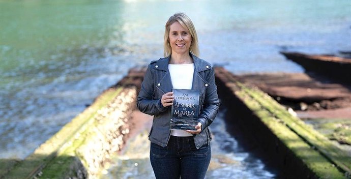 Ane Odriozola con su nueva novela 'Al subir la marea'.