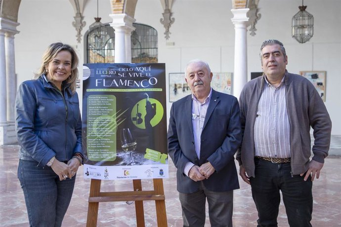 La delegada de Igualdad, Cooperación al Desarrollo, Consumo y Participación Ciudadana, Auxiliadora Moreno, junto al cartel de la iniciativa 'Aquí se vive el flamenco'.