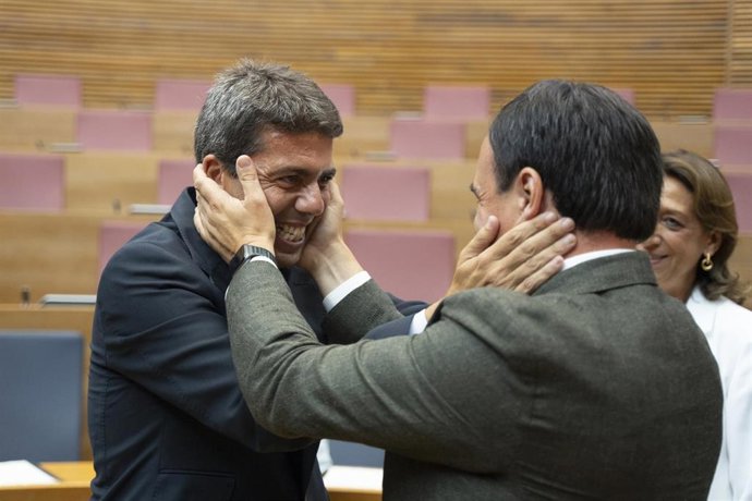 Archivo - Imagen de archivo del presidente en funciones de la Generalitat, Carlos Mazón (i), con el actual síndic del PP en Les Corts, Juan Francisco Pérez Llorca (d), tras el pleno de investidura en las Corts Valencianes, a 13 de julio de 2023.