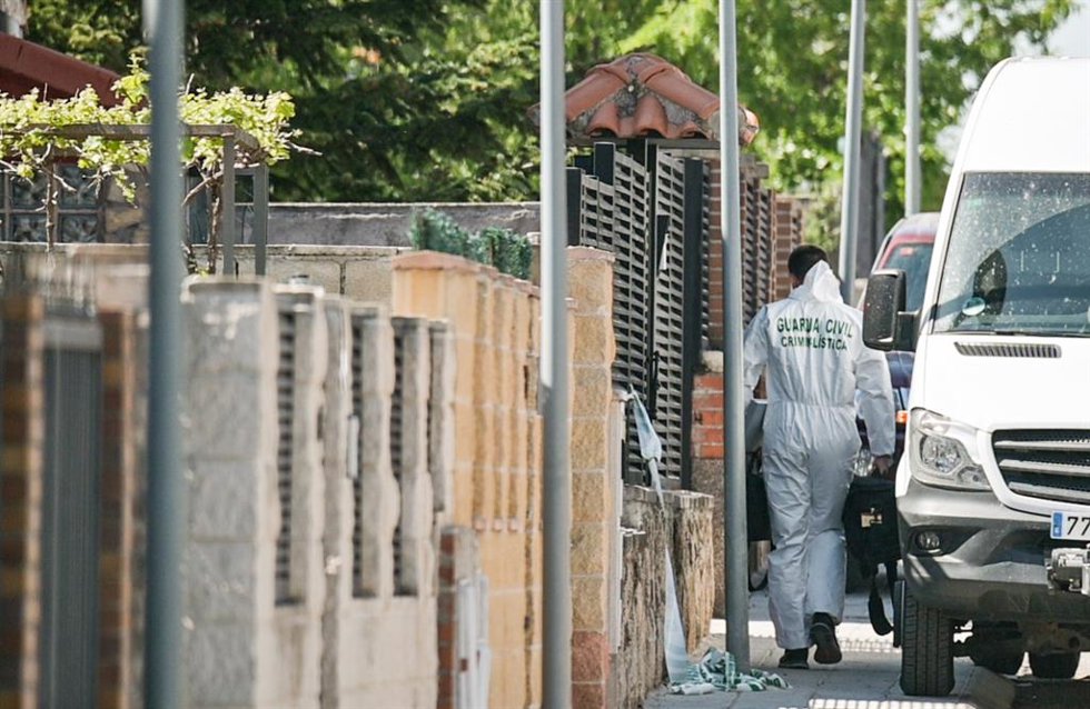 Archivo - Un agente del Servicio de Criminalística (SECRIM) de la Guardia Civil trabaja en el lugar del triple crimen de Chiloeches.