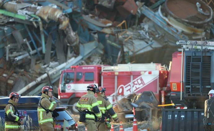 11 November 2025, South Korea, Ulsan: Officials resume the search for missing workers from a collapsed boiler tower at a thermal power plant in the southeastern city of Ulsan. Photo: -/YNA/dpa