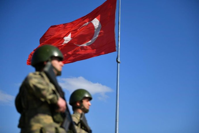 Archivo - Arquivo - Militares sob uma bandeira turca