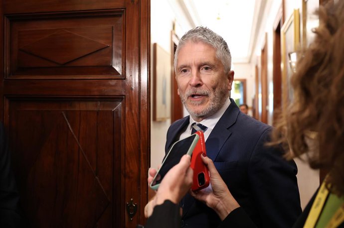El ministro de Interior, Fernando Grande-Marlaska, a su llegada a la Comisión de control de los créditos destinados a gastos reservados, en el Congreso, a 28 de octubre de 2025, en Madrid (España). Marlaska comparece para informar acerca de la aplicación 