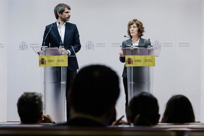 Archivo - El ministro de Cultura, Ernest Urtasun, y la directora general del Instituto Nacional de la Artes Escénicas y de la Música (INAEM), Paz Santa Cecilia, durante una rueda de prensa, en el Auditorio Jorge Semprún, a 10 de febrero de 2025, en Madrid