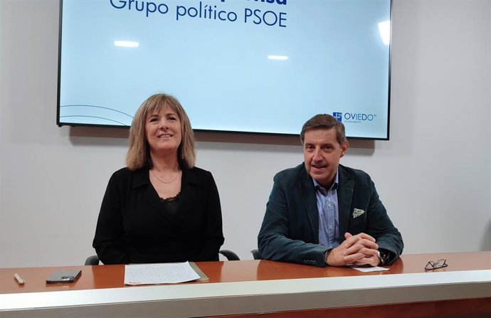 Archivo - Los concejales del PSOE en el Ayuntamiento de Oviedo Marisa Ponga y Carlos Fernández Llaneza.