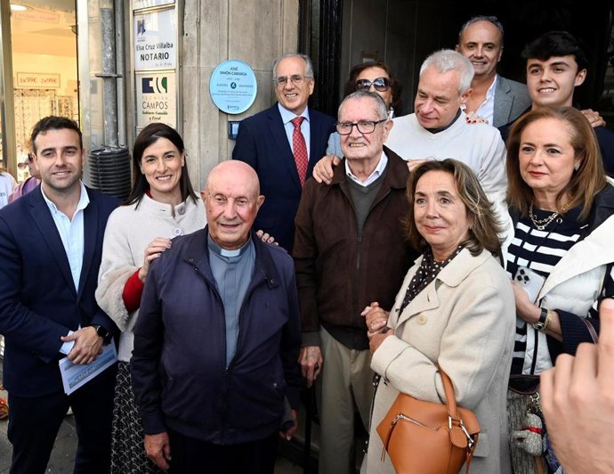 Santander dedica a José Simón Cabarga una nueva placa en la Ruta de Ilustres