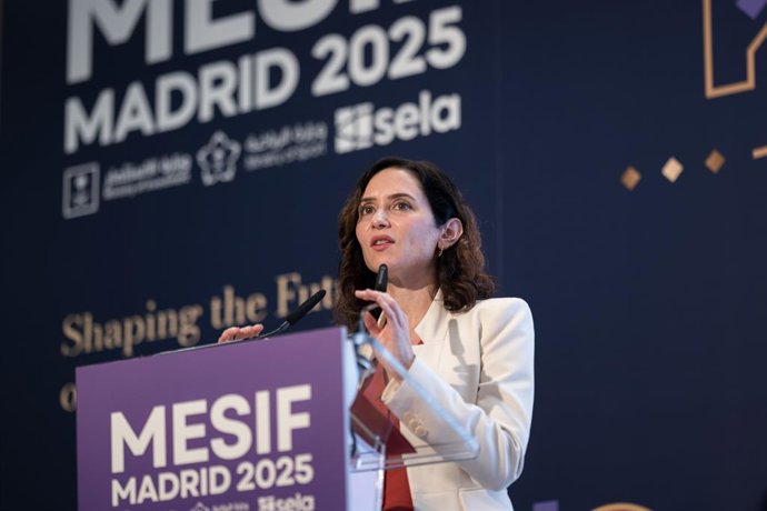 La presidenta de la Comunidad de Madrid, Isabel Díaz Ayuso, interviene en el foro de inversión deportiva de Oriente Medio, Middle East Sports Investment Forum (MESIF), a 7 de noviembre de 2025, en Madrid (España). El foro de inversión, que se celebra en e