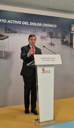 El presidente de la Junta de Castilla y León, Alfonso Fernández Mañueco, en el Centro de Salud de El Ejido, en León capital.