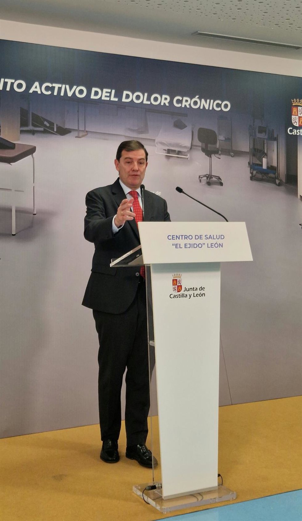 El presidente de la Junta de Castilla y León, Alfonso Fernández Mañueco, en el Centro de Salud de El Ejido, en León capital.