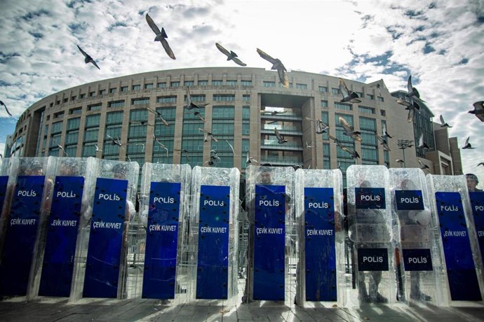 Imagen de archivo de un dispositivo policial frente a los juzgados de Estambul.