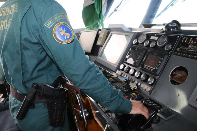 Um agente do Serviço Marítimo da Guardia Civil.