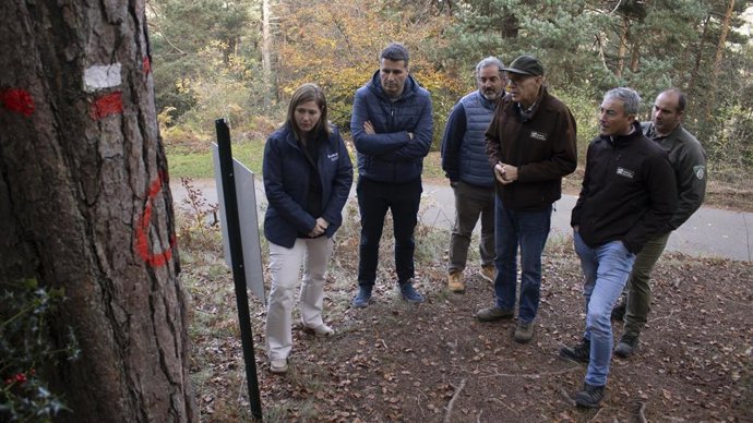 La consejera de Agricultura, Ganadería, Mundo Rural y Medio Ambiente, Noemí Manzanos, junto al director general de Medio Natural y Paisaje, Ignacio Sáenz de Urturi, y el alcalde de Ezcaray, Diego Bengoa, visitan el Aula de Selvicultura de Ezcaray