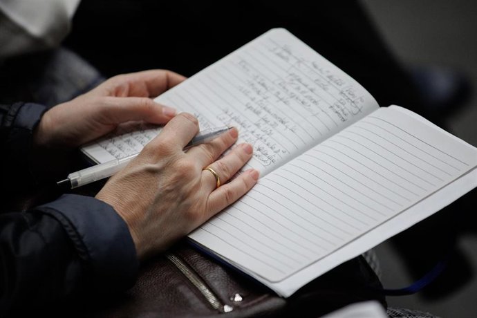 Archivo - Una persona toma apuntes