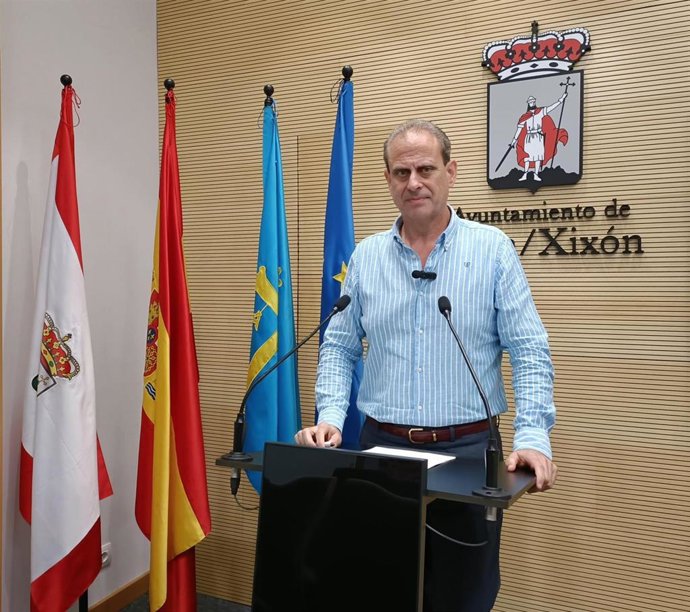 El concejal del Grupo Municipal Socialista de Gijón Tino Vaquero, en rueda de prensa en el Consistorio gijonés.