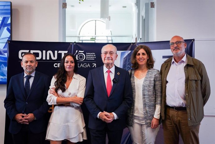 El alcalde de Málaga, Francisco de la Torre  y la concejala de Innovación, Alicia Izquierdo, entre otros, en la apertura institucional del nuevo Centro de Excelencia y Oficina del Dato (CEOD) que se integra en el proyecto Edint impulsado por la FEMP.