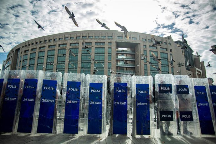 Imagem de arquivo de uma operação policial em frente ao tribunal de Istambul.
