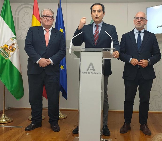 El Consejero De Justicia, Administración Local Y Función Pública, José Antonio José, En Rueda De Prensa Junto A Javier Carazo Y Jesús Estrella.