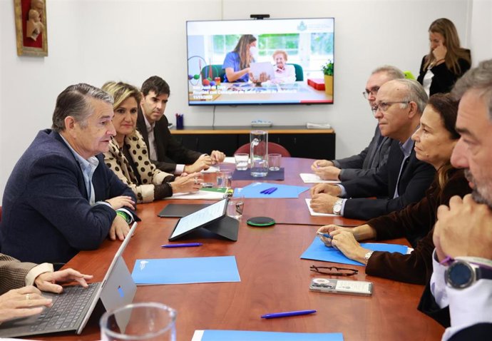 El consejero de Sanidad de la Junta de Andalucía, Antonio Sanz, durante su visita a la sede de San Juan de Dios en Andalucía.