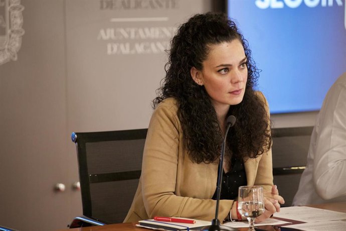 Archivo - La portavoz del equipo de gobierno del Ayuntamiento de Alicante, Cristina Cutanda, en una imagen de archivo