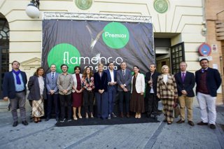 Foto de familia con la consejera de Desarrollo Educativo y Formación Profesional, María del Carmen Castillo, durante la entrega de los Premios 'Flamenco en el Aula' en el Gran Teatro de Huelva.