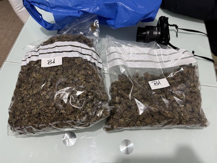 Dos bolsas de marihuana intervenidas en el domicilio del detenido