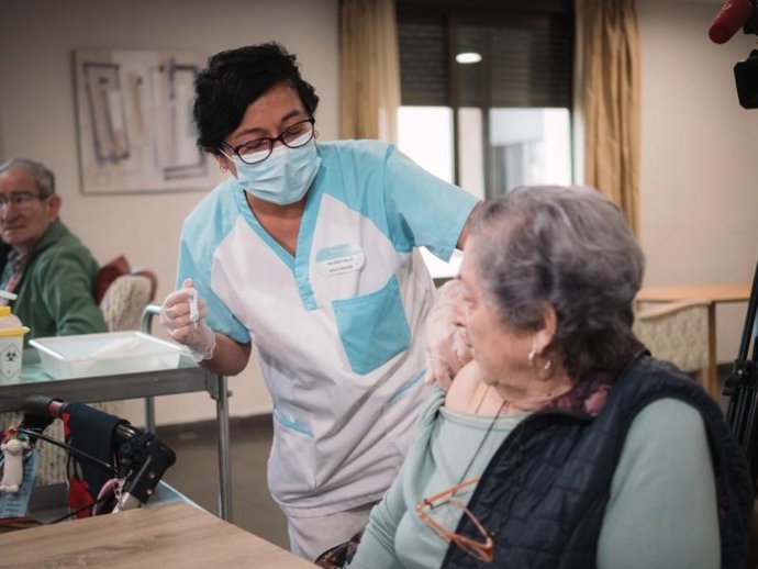 Salud vacuna por primera vez a las personas mayores que viven en residencias frente al virus respiratorio sincitial