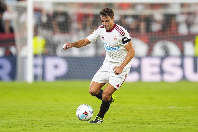 Archivo - Cesar Azpilicueta, do Sevilla FC, em ação durante a partida de futebol do campeonato espanhol, LaLiga EA Sports, disputada entre o Sevilla FC e o Villarreal CF no estádio Ramon Sanchez-Pizjuan em 23 de setembro de 2025, em Sevilha, Espanha.