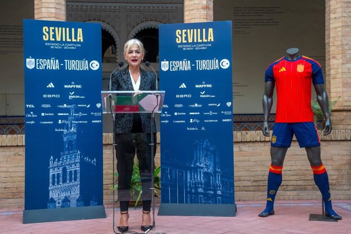 La consejera de Cultura y Deporte, Patricia del Pozo, en la presentación del partido entre las selecciones de España y Turquía que tendrá lugar en el Estadio de la Cartuja de Sevilla.