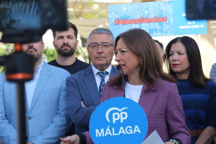 La presidenta del PP de Málaga, Patricia Navarro, junto al alcalde de Rincón de la Victoria y presidente del PP local, Francisco Salado.