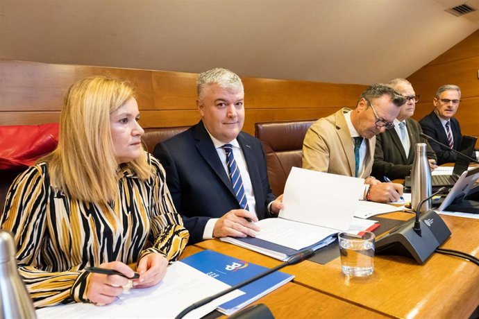 El consejero de Economía y Hacienda, Luis Ángel Agüeros, comparece en comisión parlamentaria para presentar el proyecto de Presupuestos de 2026