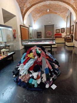 La artista visual Carmen Palop muestra sus obras en el Museo Etnográfico Pérez-Enciso de Plasencia