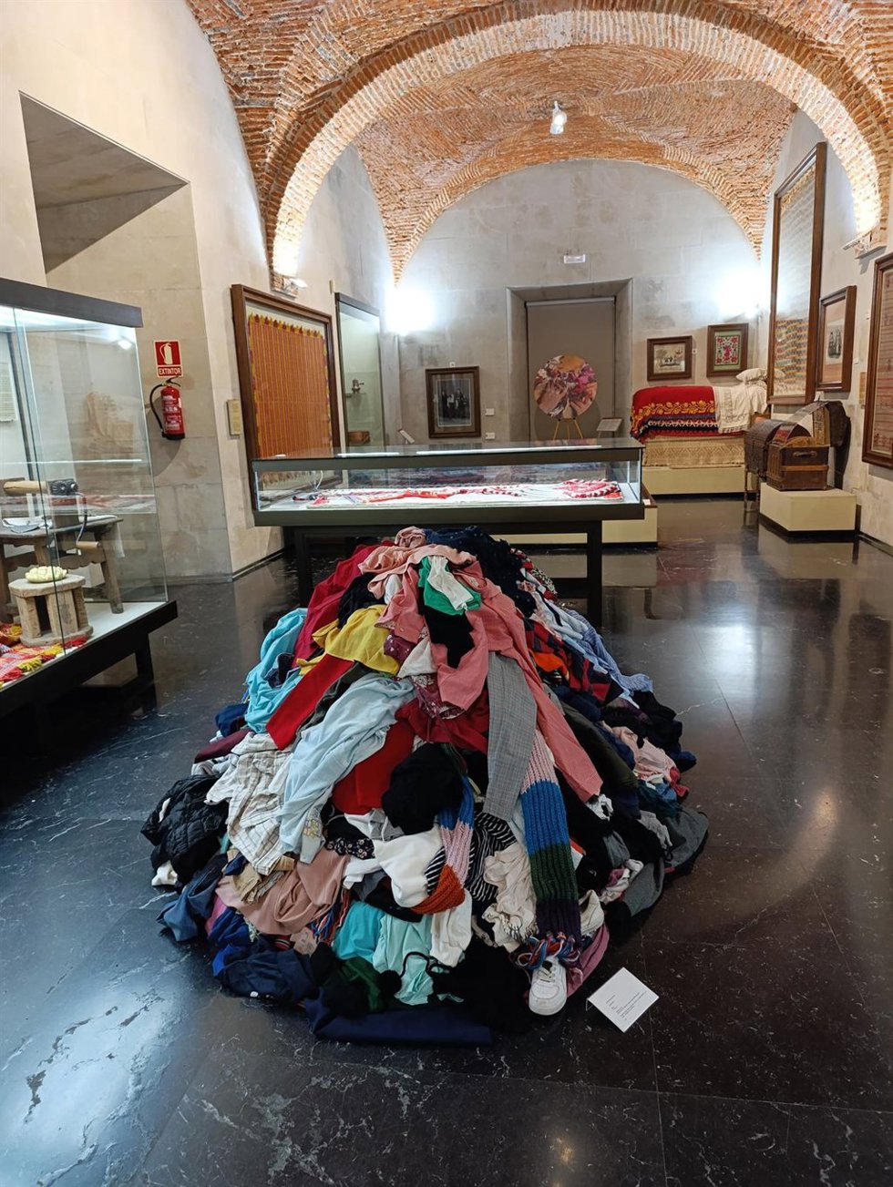 La artista visual Carmen Palop muestra sus obras en el Museo Etnográfico Pérez-Enciso de Plasencia