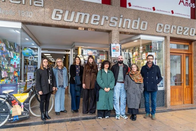 Nueve escaparates de librería de Logroño reflejan las ilustraciones de cinco artistas de reconocido prestigio