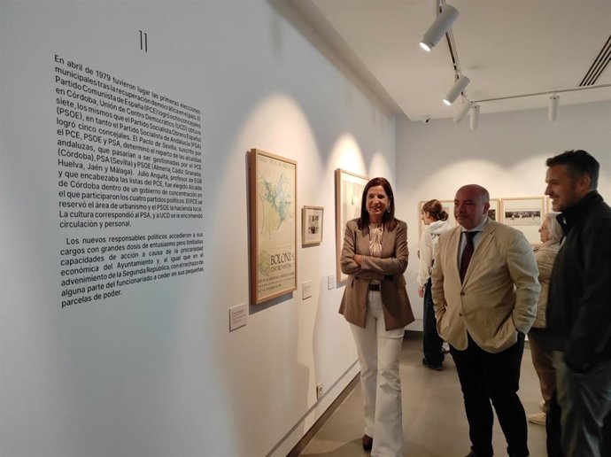 El delegado de Cultura de la Diputación de Córdoba, Gabriel Duque (segundo por la dcha.), visita la exposición 'Córdoba 1924-2000. La ciudad y el tiempo de Rafael de La-Hoz'.
