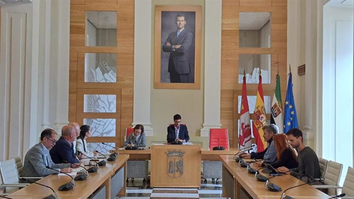 Reunión de la Comisión Informativa de Turismo en el Ayuntamiento de Cáceres