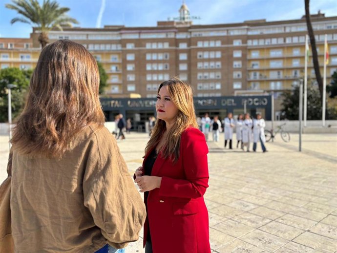 La parlamentaria del PSOE-A Verónica Pérez, ante el Hospital Virgen del Rocío de Sevilla.