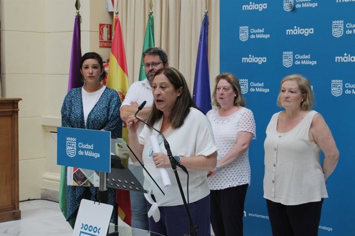 Archivo - Imagen de archivo as hermanas Purificación, Dolores y Francisca García Caparrós; el vocal de la Fundación Manuel José García Caparrós, Joaquín Recio, y la concejala portavoz adjunta de Con Málaga, Toni Morillas.