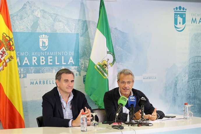 El concejal de Urbanismo de Marbella, José Eduardo Díaz, y el portavoz municipal, Félix Romero, en rueda de prensa