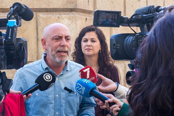 El candidato de IU Andalucía a la Presidencia de la Junta y secretario general del PCA, Ernesto Alba, este martes en declaraciones a los medios en Almería.